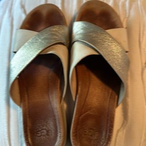 Uggs Sandler’s size 7